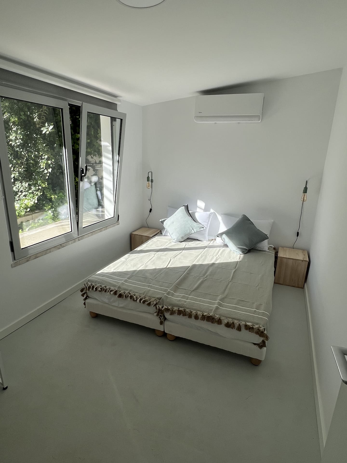 Chambre du rez-de-chaussée avec deux lits simples