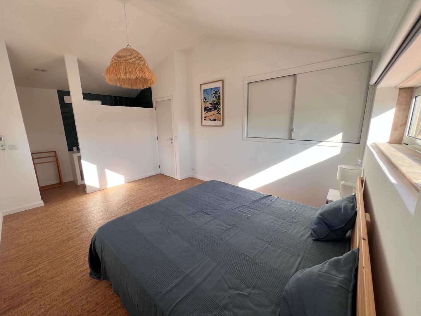 Suite à l’étage avec un grand lit