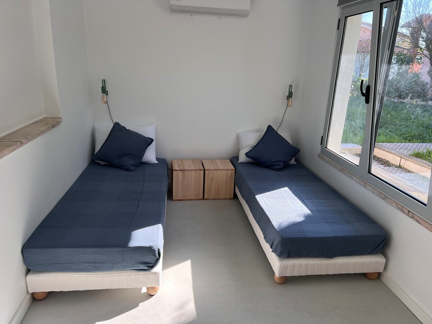 Deuxième chambre du rez-de-chaussée avec deux lits simples