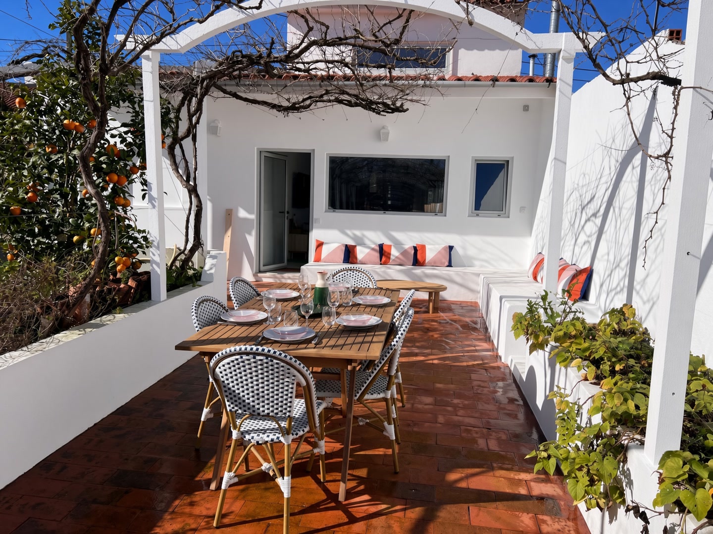 Casa Capela, maison blanche avec patio planté à Charneca de Caparica